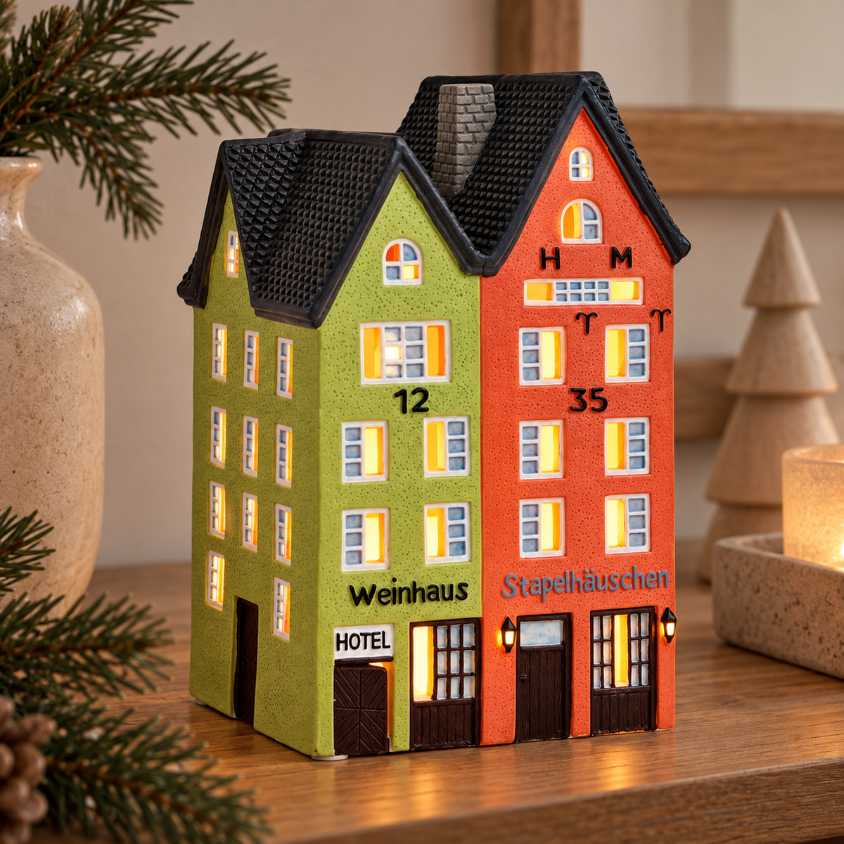Porcelanowy domek świąteczny – winiarnia 18 cm